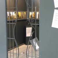 Pavillon mit Statements und Skulpturen von gefangenen Jugendlichen