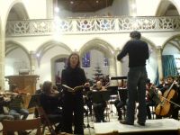 Die Mezzosopranistin Andrea Weilenmann begleitet vom Schulorchester 